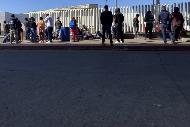 ABD'ye geçmek için bekleyen göçmenler, Meksika'nın Tijuana kentindeki sınır kapısında bekliyor. Fotoğraf: AP